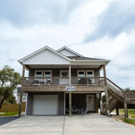 Cozy King Suite, POOL/GRILL/outdoor shower, coffee bar, mini fridge, microwave