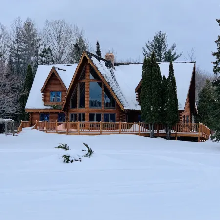 Rapid River Rustic Lodge, with plenty of space!