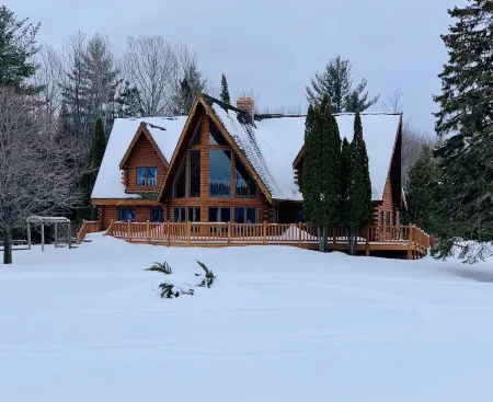 Rapid River Rustic Lodge, with plenty of space!