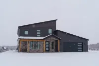 The Cliffs - Luxury Stay with Hot Tub/Views between Zion and Bryce Canyon NPs