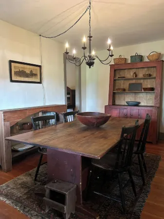 Charming 3-bedroom farmhouse in welcoming Skaneateles, short walk to village. Отели в г. Сканителс