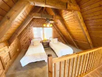 Luxury Rustic Wood Cabin Breathtaking Mountain View’s HotTub, Fast WiFi, POOL Wears Valley 주변 호텔