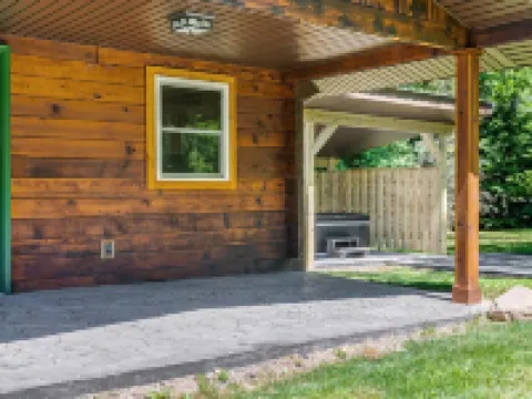 Cozy Log Cabin with Hot Tub Hotels in Donegal Township