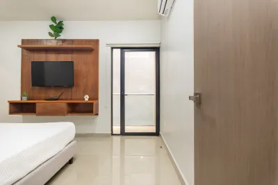 Luxury 1BR with balcony, Direct Access to 5th Ave