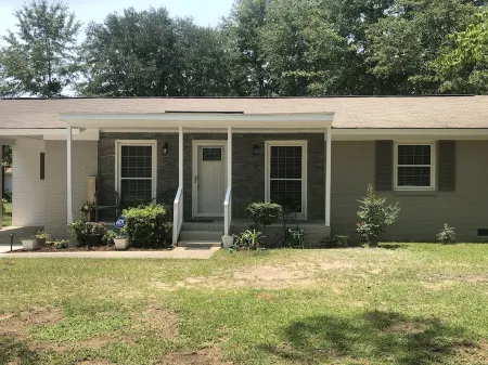 Cozy comfortable home near lakes, parks and downtown Sumter