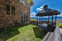 New! Ski-in/Out Condo with Hot Tub and Great Views! The Ski Haus