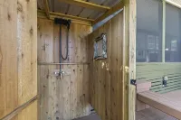 Beautiful Lakefront Getaway! Stunning Waterfront Views and Direct Lakefront.