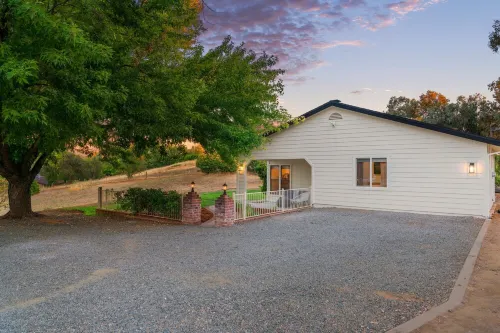 Mid Century Modern Escape 4 Br w/ Pool - 1.7 acres