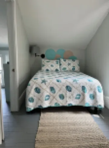 Lake Life 1BD at heart of GOTL. Bright & Airy and right off the strip.