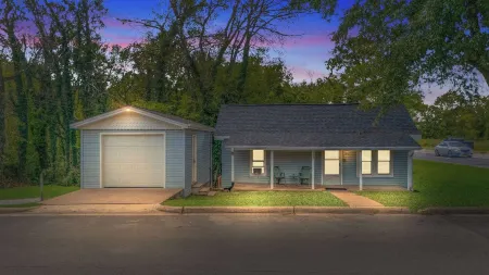 Cozy Cottage: Under 10 minutes to Pickwick Lake, downtown, & conference center! Отели в г. Флоренс