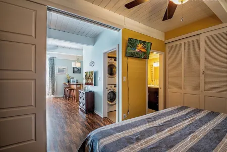 Cozy Kona condo walking distance to the beach, shops and restaurants. Отели рядом с достопримечательностью «Маниниауоли Бич»