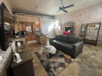 The Nest at Main Street Suites: Unique Apt in historic downtown Van Buren, AR
