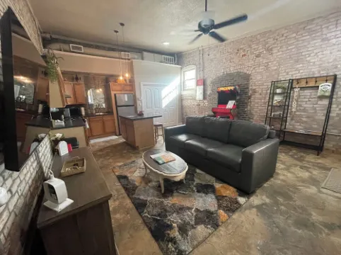 The Nest at Main Street Suites: Unique Apt in historic downtown Van Buren, AR