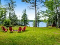 Lured Den - Private Lakefront Cottage - Hot Tub! Hotels in Conover
