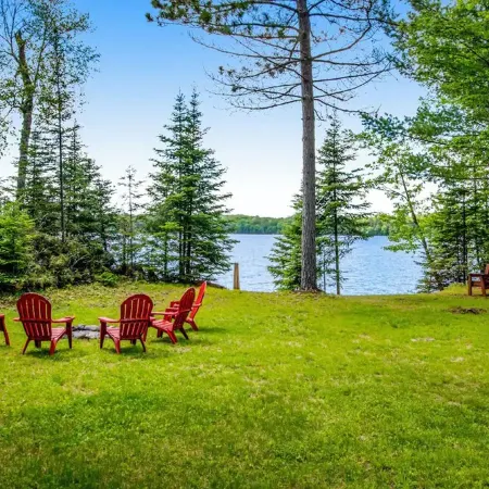 Lured Den - Private Lakefront Cottage - Hot Tub!