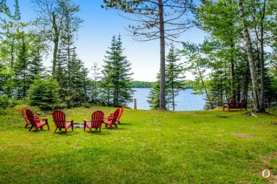 Lured Den - Private Lakefront Cottage - NEW HOT TUB!