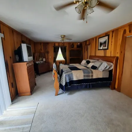 House / hot tub/pet friendly