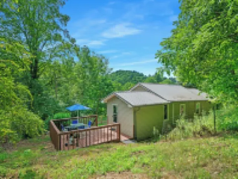 The Honeycomb Hideout-Charming 2-bedroom house in marvelous Bakersville