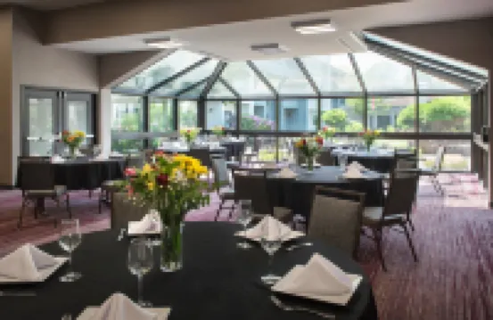 林可夫雷德班克萬怡酒店