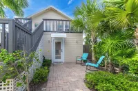 Cozy Bungalow Apartment Walking Distance to Shops, Bars and Beach!