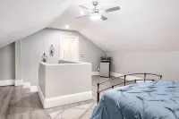 RENOVATED LUXURY 6000 sqft Mansion in Downtown Orlando SLEEP 14 NEAR Theme Parks