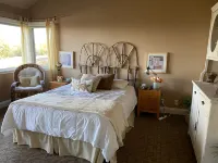 Amazing Hillside Retreat 6 bedrooms, 7.5 baths