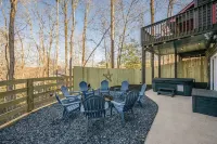 Cozy Dahlonega Cabin w/ Hot Tub