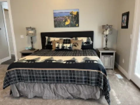 7 Bedrooms Lake/Mountain views, Hot Tub, Theater room. Great for all seasons