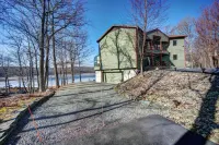 Water front boating, fishing, swimming, ski, golf, horseride, hike & more! - balcony
