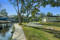 OLD HOMOSASSA- RIVER WATERFRONT HOUSE ICE MACHINE-DEEP BAY- FOUR KAYAKS