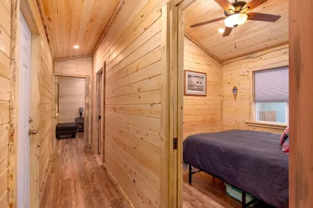 Kade's Cabin || 2 bed 1 bath urban cabin