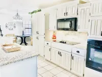 Large 3 bed/2 bath luxury home in central location!
