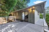 Amazing panoramic views and deck to watch from