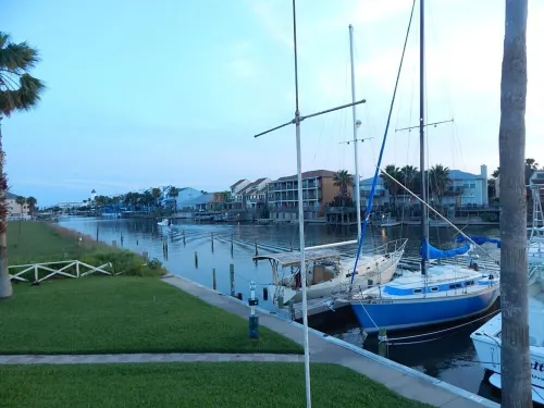1.3 Miles to Beach & Conveniently Located to  Fishing,Restaurants & Shopping!