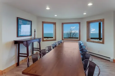 Spruce at Lake Bluff Preserve-Lake Michigan Views-Sleeps 20