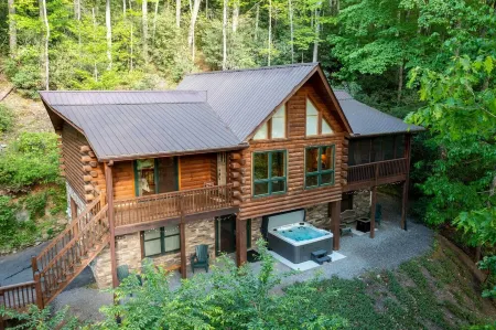 Bearadise Mtn Lodge! Hot Tub+Fire-Pit, Grill, WiFi, Golfing, Hiking & Fishing!