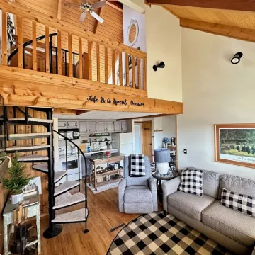 The Bear Lair-Cozy Retreat-Close to 2 Ski Resorts-Central Heating and AC 鄰近黑水瀑布州立公園的酒店