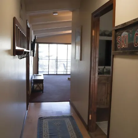 Comfortable Mountain Condo Close to Everything!