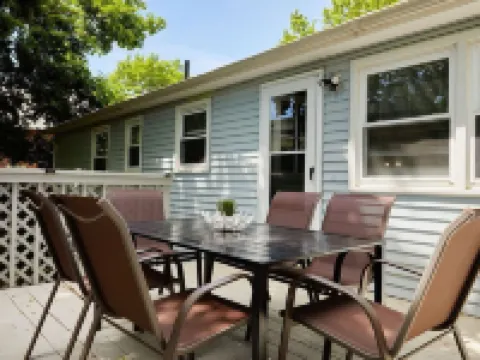 RIVERVIEW VILLA AT OCEAN BEACH: 5 QUEEN BEDS 新倫敦酒店