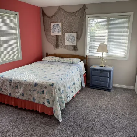 Horse Inn Around:  Pet Friendly-so Bring the Whole Family!  Just 3 Mins to Beach