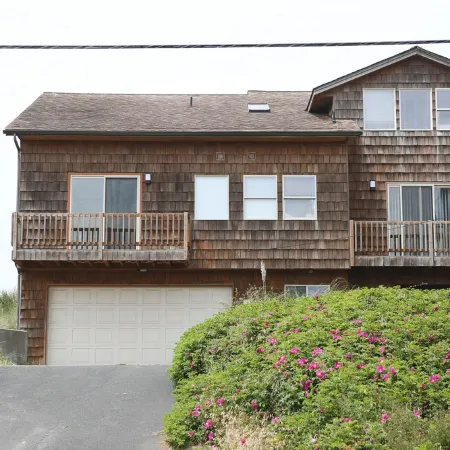 BEACH FRONT Property, 2 King Beds, Pool table, Completely Remodeled Interior!