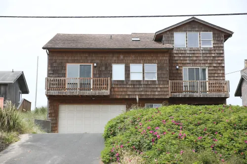 BEACH FRONT Property, 2 King Beds, Pool table, Completely Remodeled Interior!