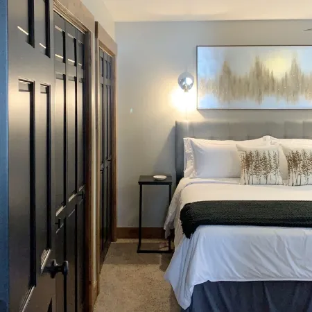 Penthouse #1: Panoramic Views, Hot Tub, 75 55" TVs, Sonos, Free Ski Bus