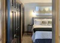 Penthouse #1: Panoramic Views, Hot Tub, 75 55" TVs, Sonos, Free Ski Bus
