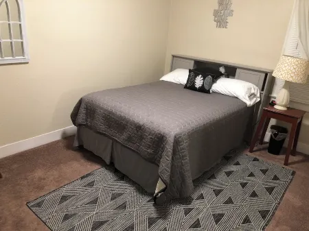 Main Street Cottage with park across the street. Walk to downtown area. Отели рядом с достопримечательностью «Rite Aid»