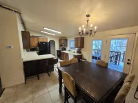 1 block from Main St & hot pools! POOL TABLE! Spacious 6 bedroom home Hotels in Lava Hot Springs