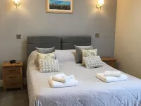 Pretty cottage with enclosed patio and private hot tub with stunning veiws Hoteles en Otley