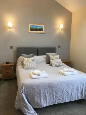 Pretty cottage with enclosed patio and private hot tub with stunning veiws