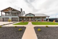 Zion Vista 7BR/5.5BA Poolside Manor Near Zion: Sauna, Hot Tub, Golf, Gym Hotels in 