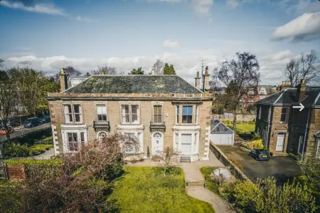 A luxurious Victorian mansion garden apartment Отели рядом с достопримечательностью «Университет Данди»